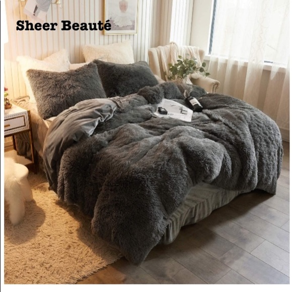 Sheer Beauté Queen Shaggy Duvet Cover (90”x90”)